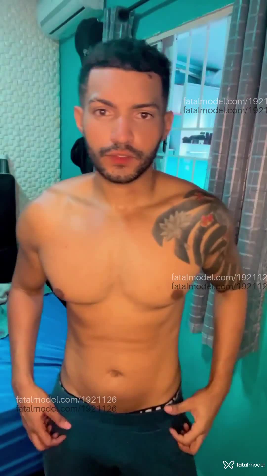 Acompanhante homem com cabelo castanho de olhos castanhos em São Paulo Acompanhante homem com cabelo castanho de olhos castanhos em São Paulo - Douglas