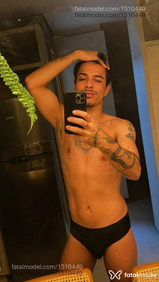 Acompanhante homem com cabelo castanho de olhos castanhos - Biel