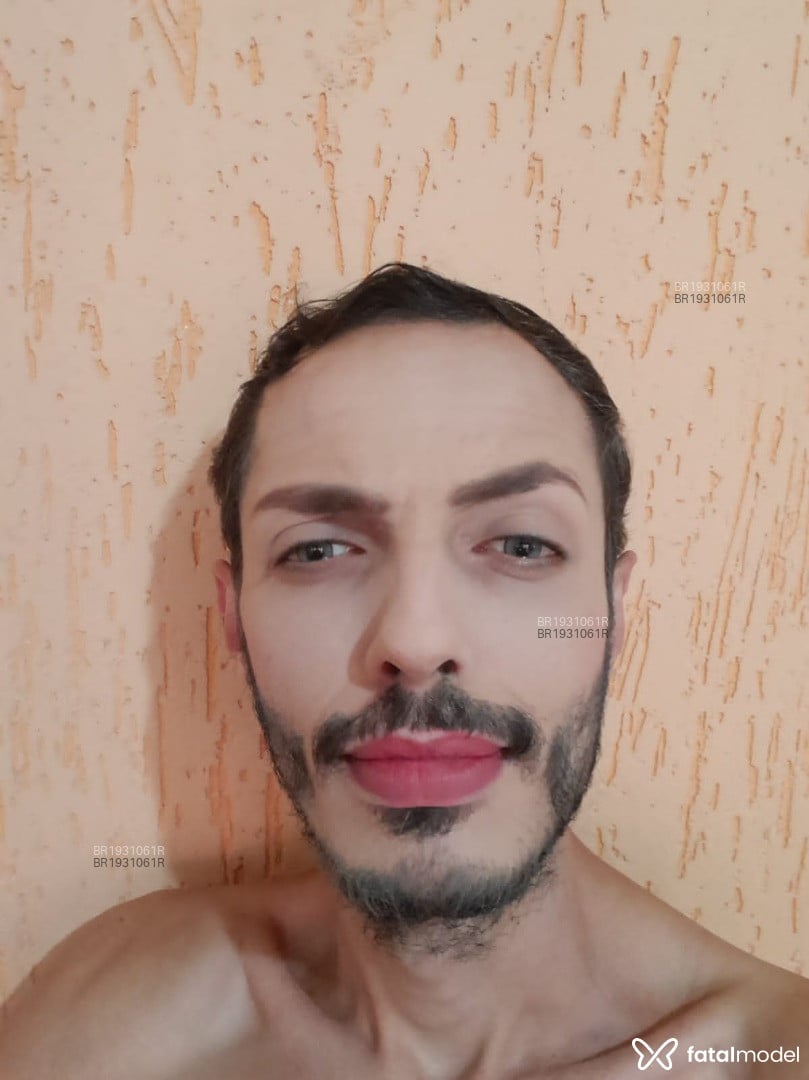 Acompanhante homem com cabelo castanho de olhos cinza em São Paulo Acompanhante homem com cabelo castanho de olhos cinza em São Paulo - Izes Vounchér