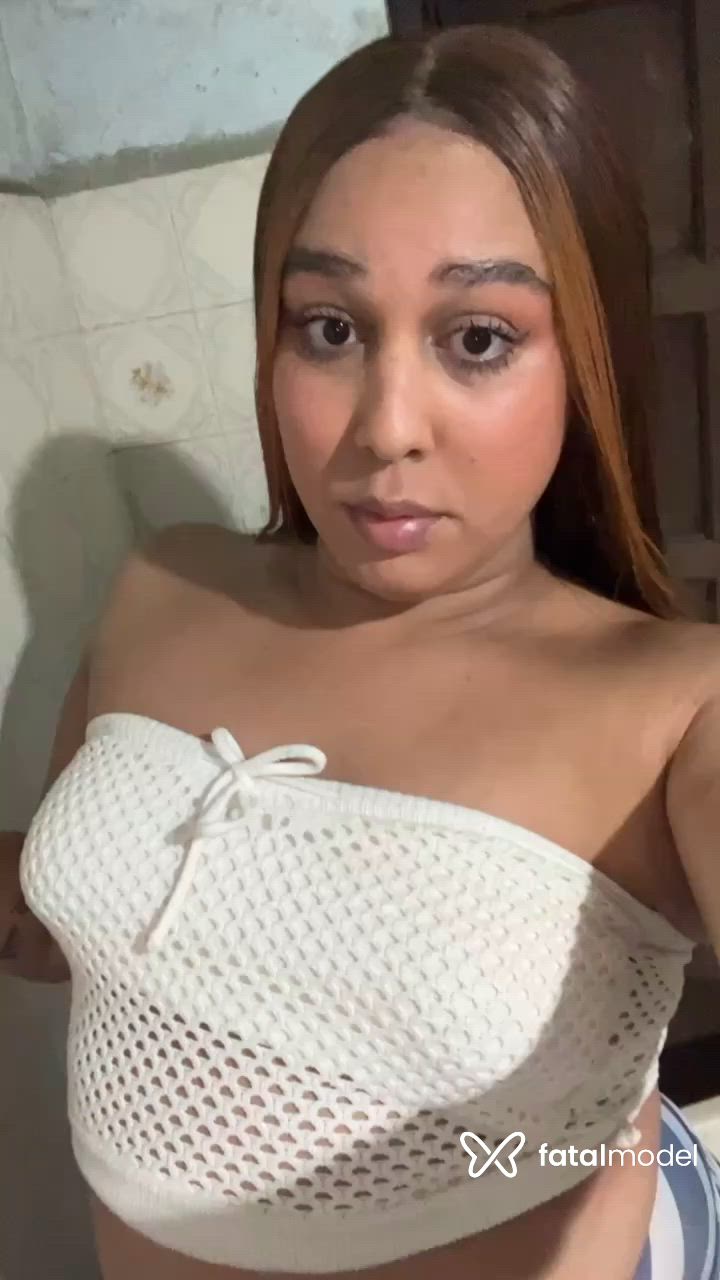 Acompanhante mulher trans com cabelo castanho de olhos pretos - Antonella Araujo