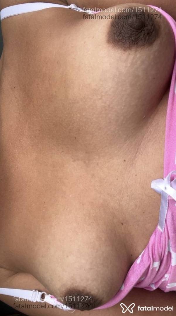 Acompanhante mulher trans com cabelo castanho de olhos pretos - Antonella Araujo