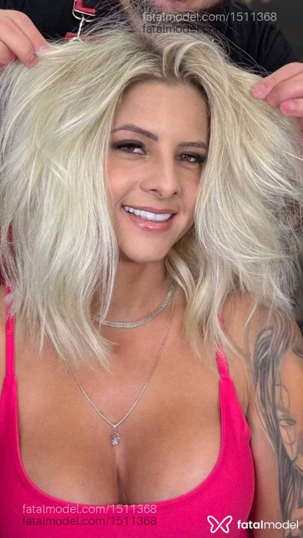 Acompanhante mulher loira (o) de olhos mel - Larissa