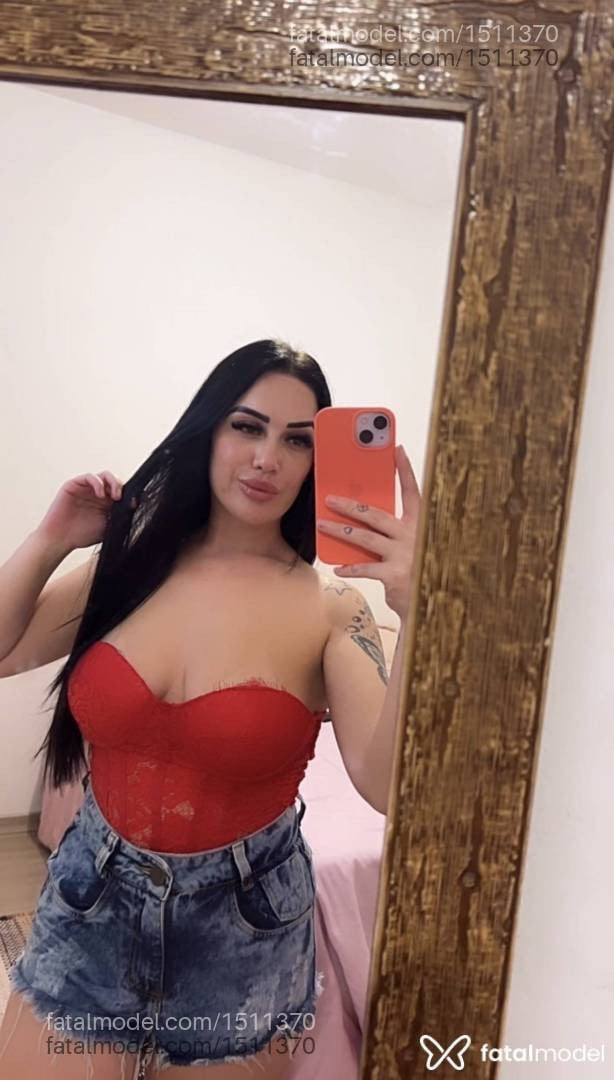 Acompanhante mulher com cabelo castanho de olhos mel - Júlia