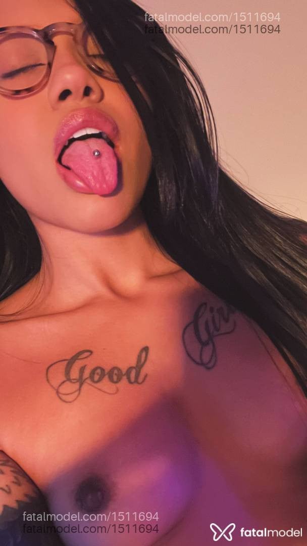 Acompanhante mulher morena (o) de olhos pretos - Vallen