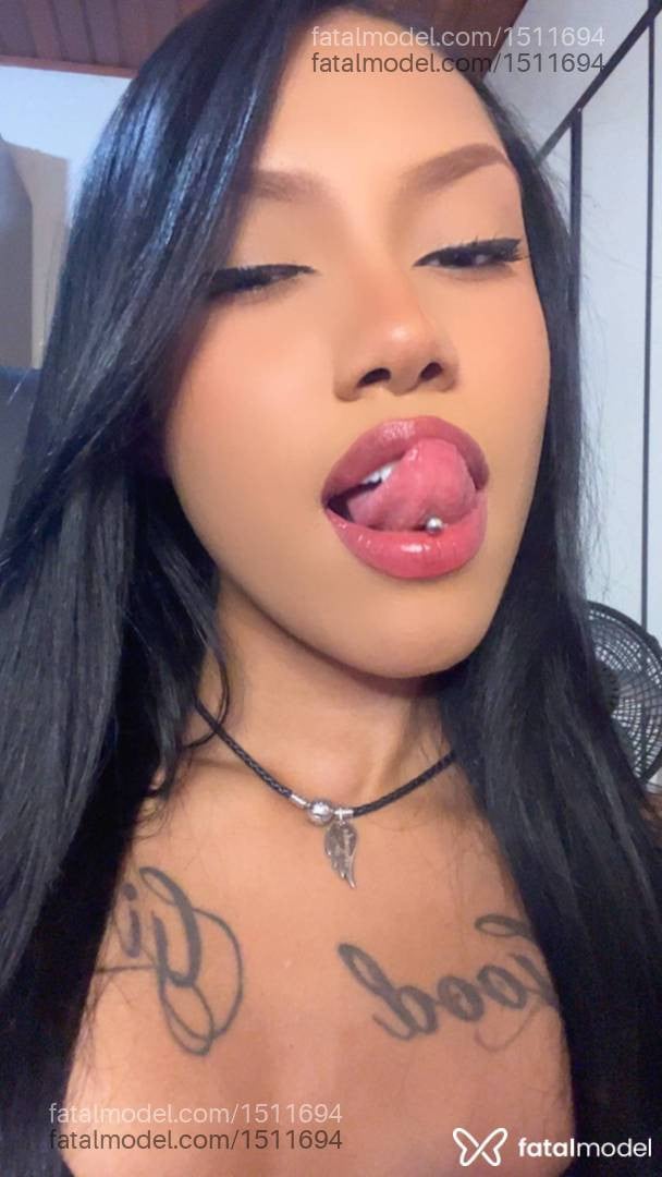 Acompanhante mulher morena (o) de olhos pretos - Vallen