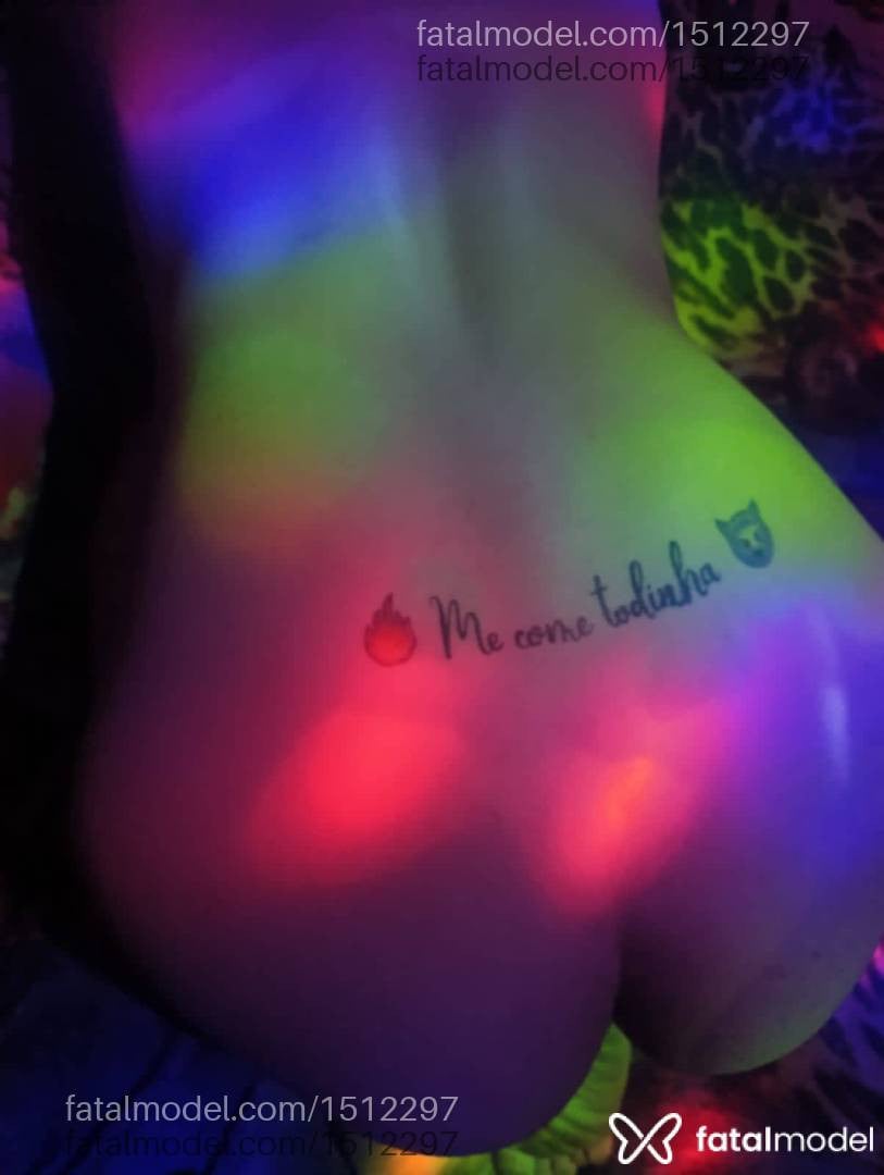 Acompanhante mulher trans com cabelo colorido de olhos castanhos - Bianca Guimarães