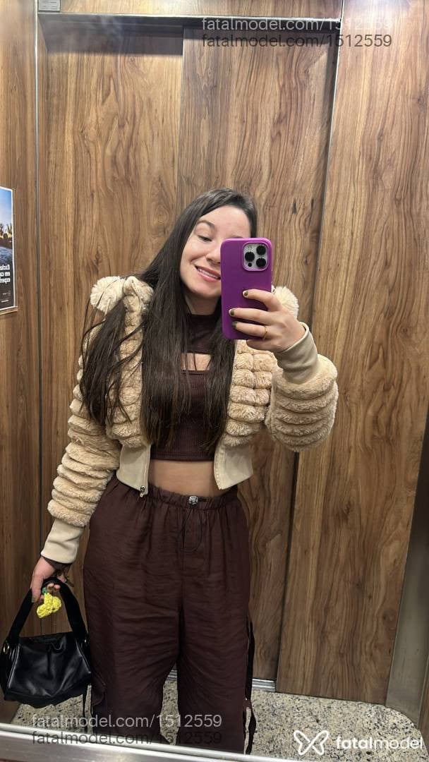 Acompanhante mulher com cabelo castanho de olhos castanhos - Vick Bastos