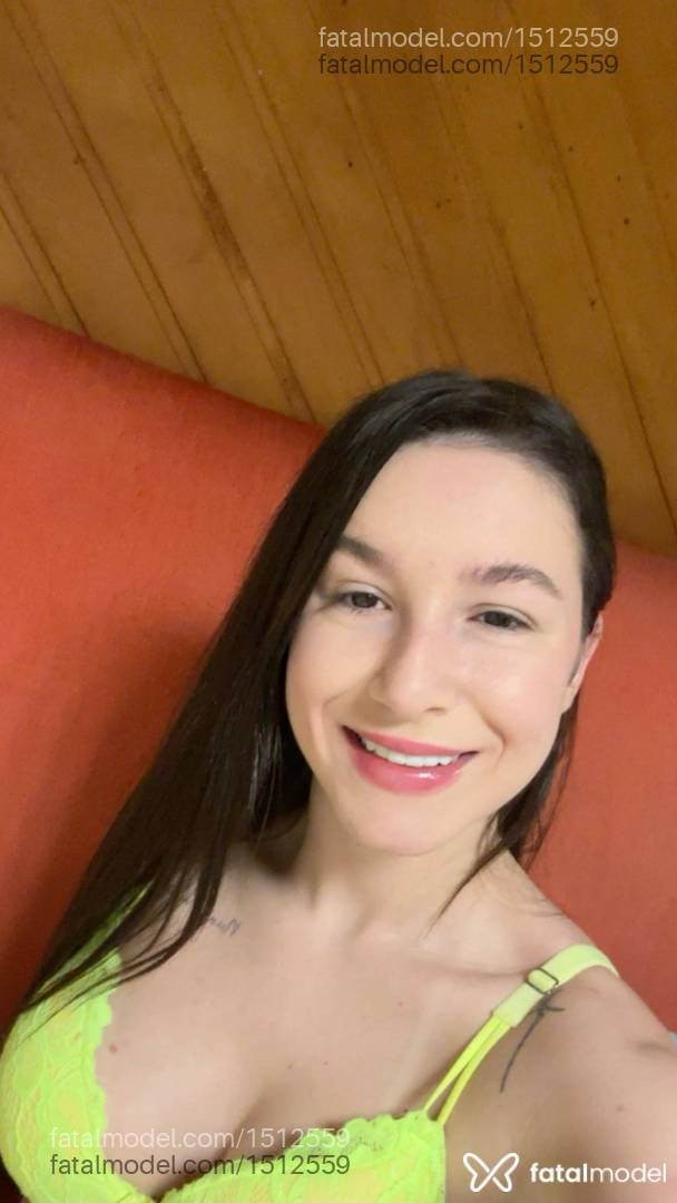 Acompanhante mulher com cabelo castanho de olhos castanhos - Vick Bastos