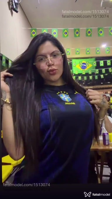 Acompanhante mulher com cabelo castanho de olhos castanhos - Melissa Hatmã Acompanhante mulher com cabelo castanho de olhos castanhos - Melissa Hatmã