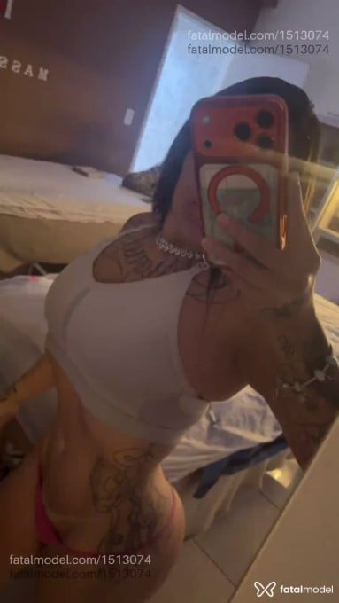 Acompanhante mulher com cabelo castanho de olhos castanhos - Melissa Hatmã Acompanhante mulher com cabelo castanho de olhos castanhos - Melissa Hatmã