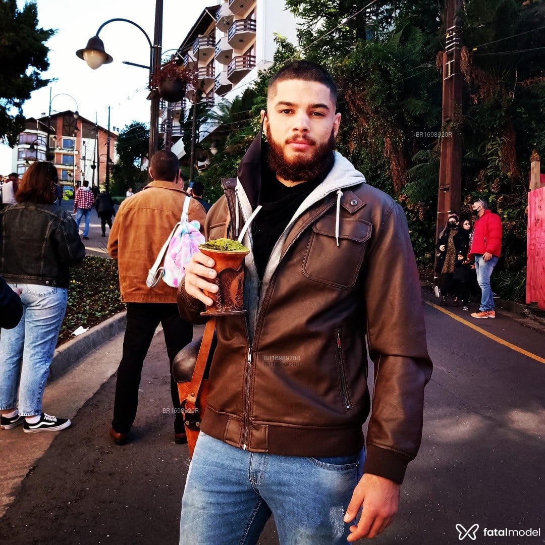 Acompanhante homem morena (o) de olhos castanhos em Porto Alegre - Felipe