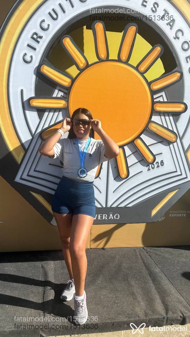 Acompanhante mulher com cabelo castanho de olhos pretos - Victoria Araujo