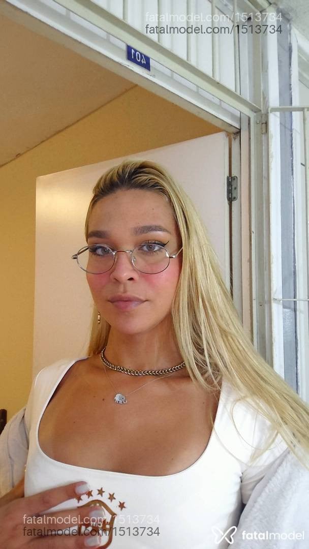 Acompanhante mulher trans com cabelo castanho de olhos verdes em Nova Friburgo - Joyce