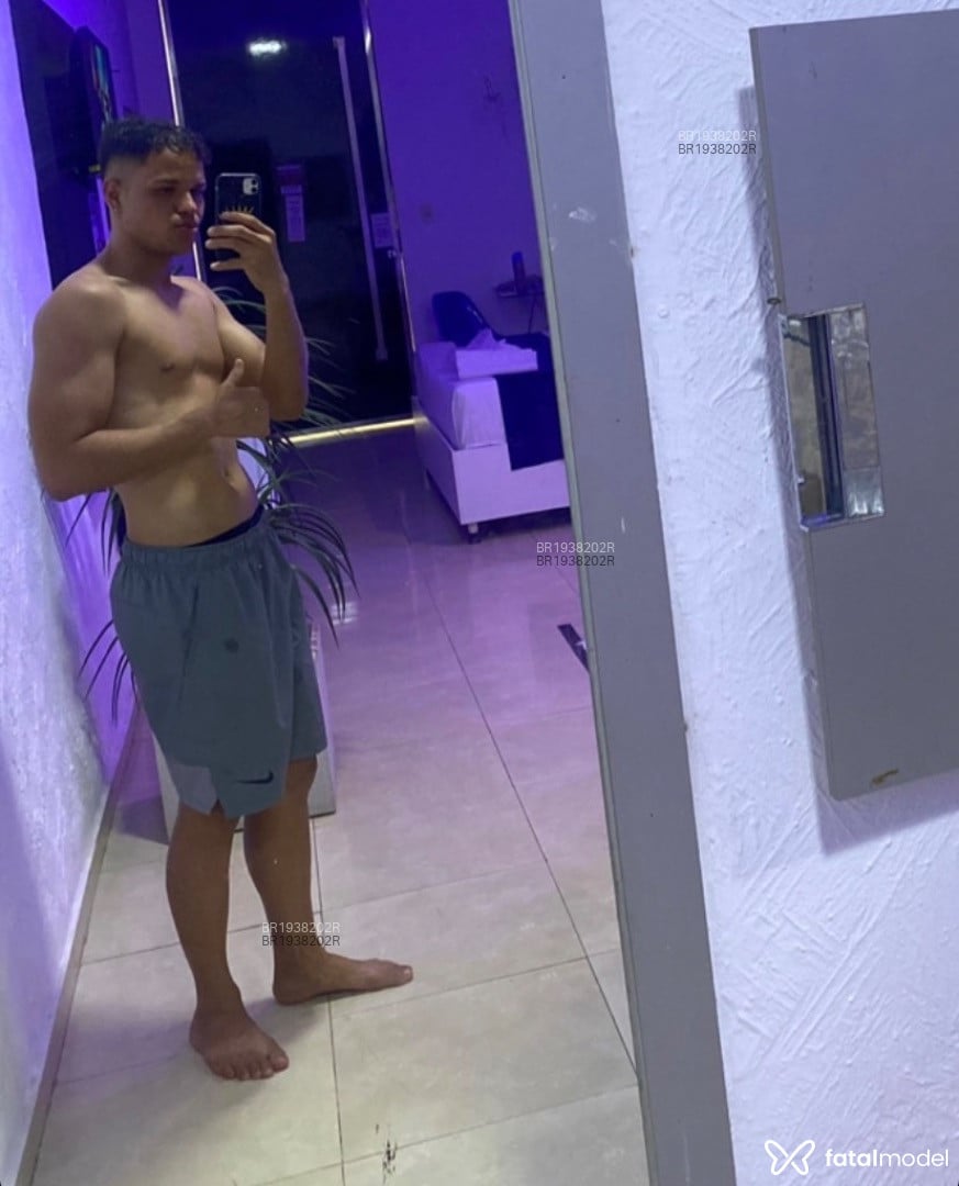 Acompanhante homem com cabelo castanho de olhos castanhos - Luann