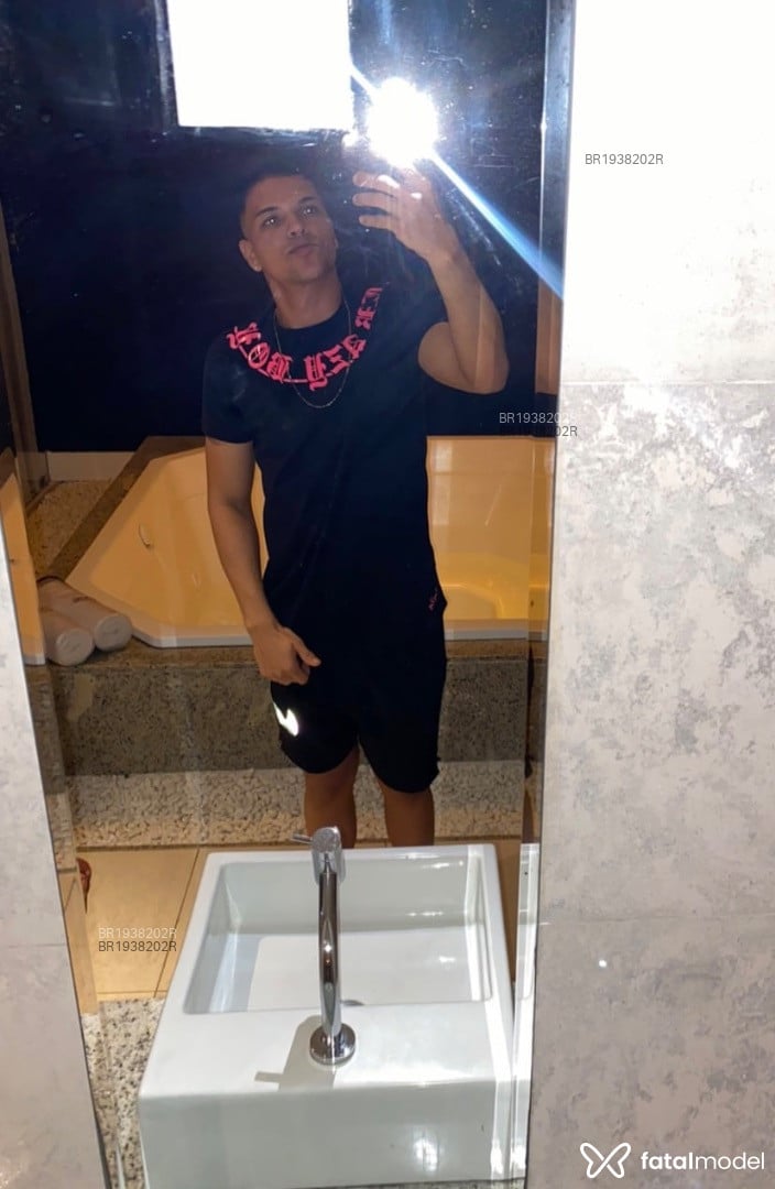 Acompanhante homem com cabelo castanho de olhos castanhos - Luann