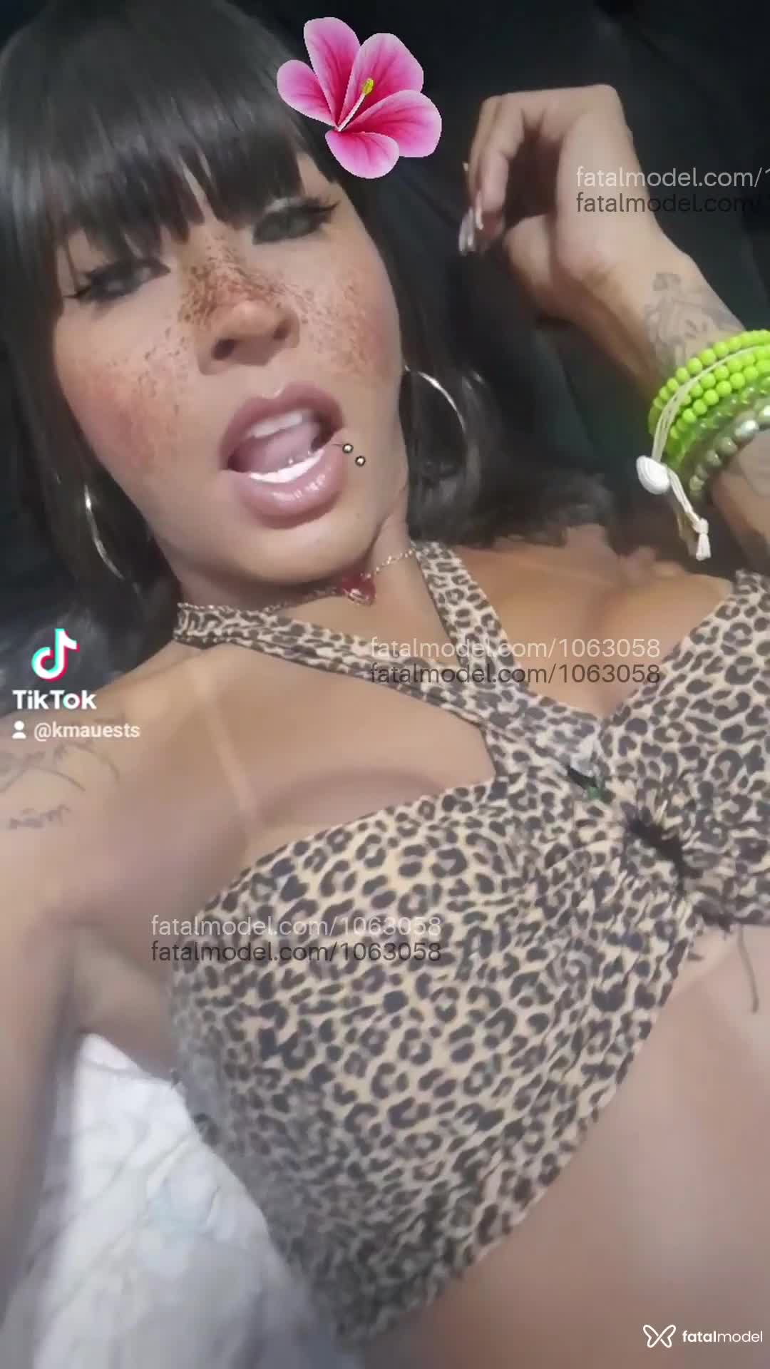 Acompanhante mulher trans com cabelo castanho de olhos verdes em São Paulo - Kyarah Maues