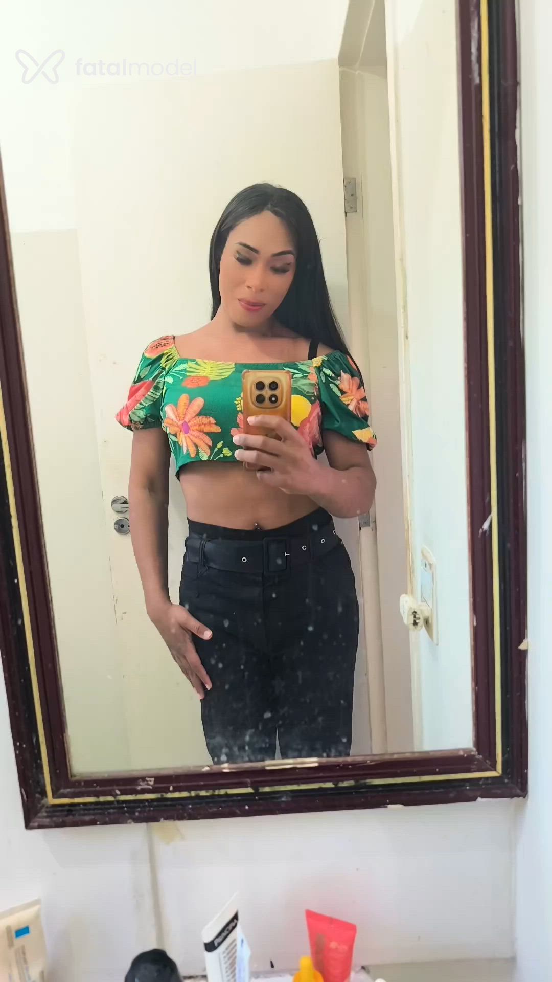 Acompanhante mulher trans com cabelo castanho de olhos castanhos - Pâmela Lacerda