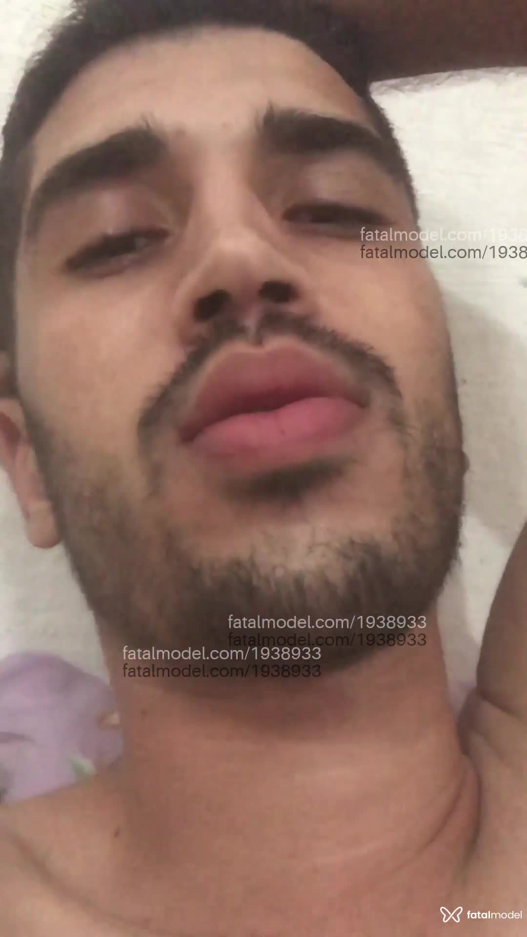 Acompanhante homem com cabelo castanho de olhos castanhos em Virtual Acompanhante homem com cabelo castanho de olhos castanhos em Virtual - Tinho