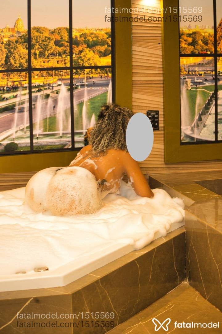 Acompanhante mulher com cabelo grisalho de olhos castanhos - Paloma