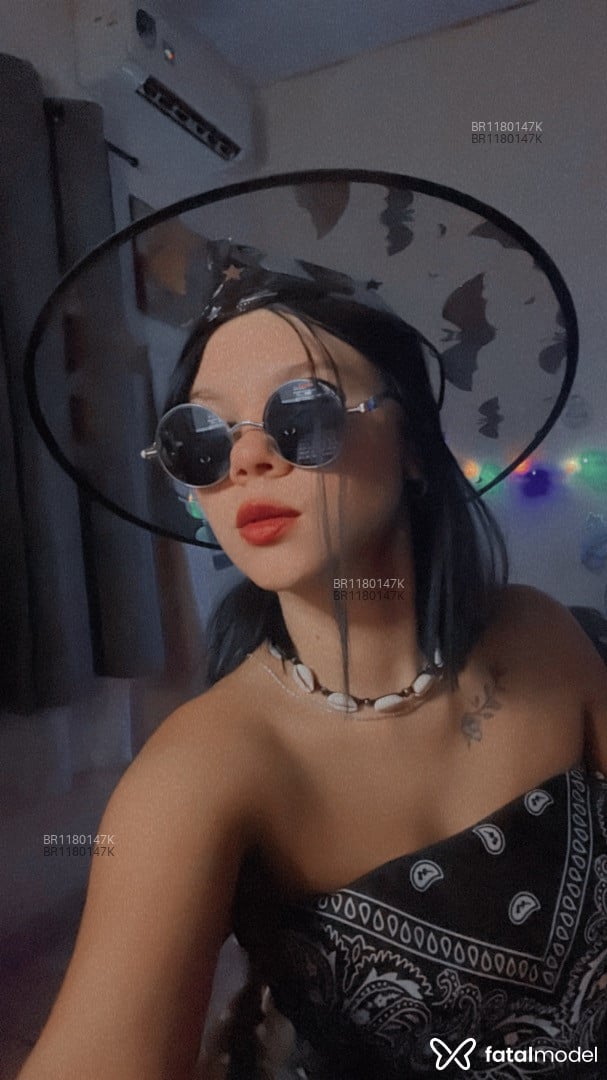 Acompanhante mulher com cabelo castanho de olhos castanhos em Virtual Acompanhante mulher com cabelo castanho de olhos castanhos em Virtual - Kiwi
