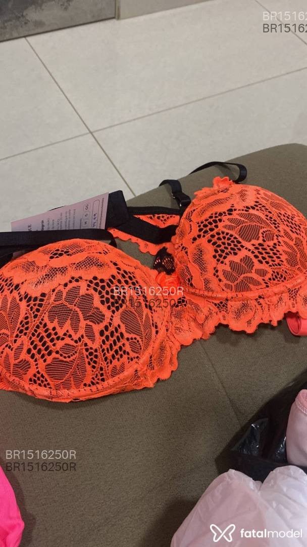 Acompanhante mulher morena (o) de olhos castanhos em Londrina - LulySapeka