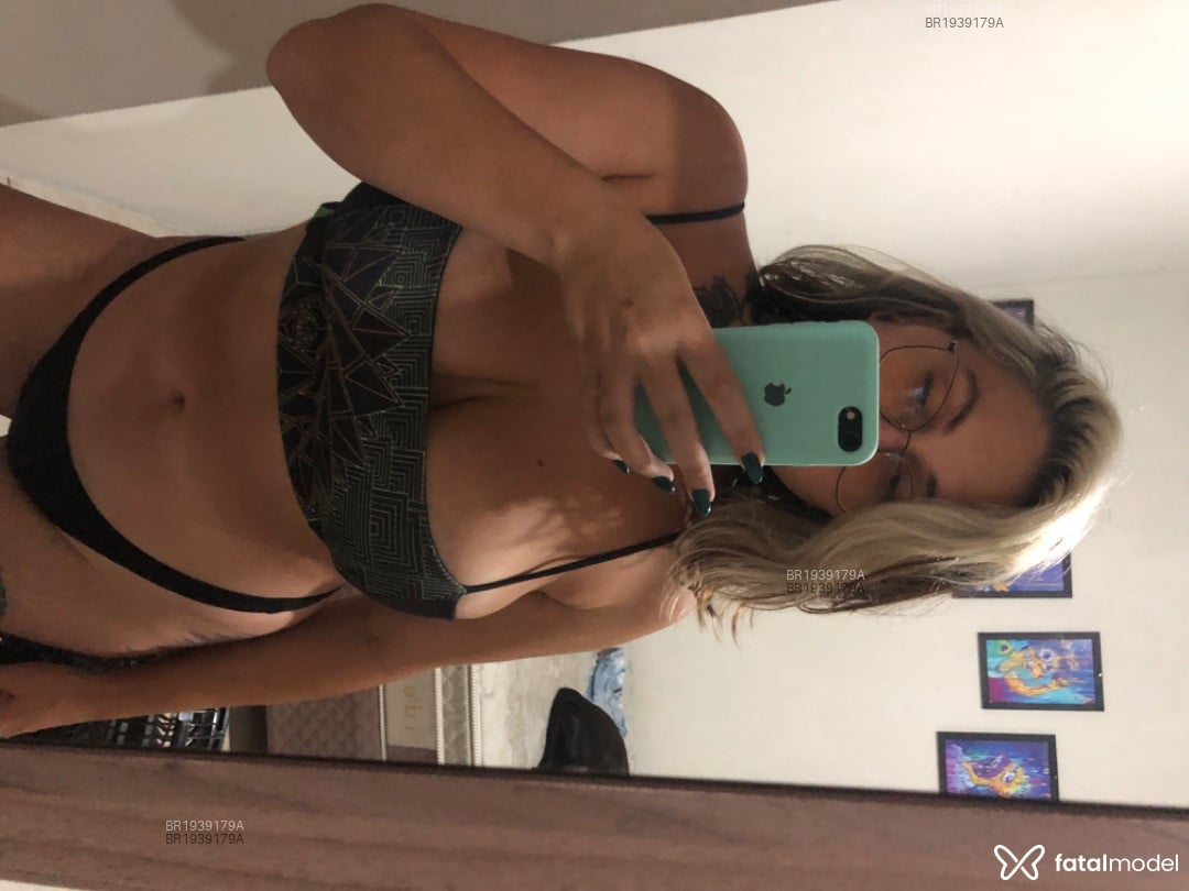 Acompanhante mulher com cabelo colorido de olhos castanhos em Florianópolis - Paula