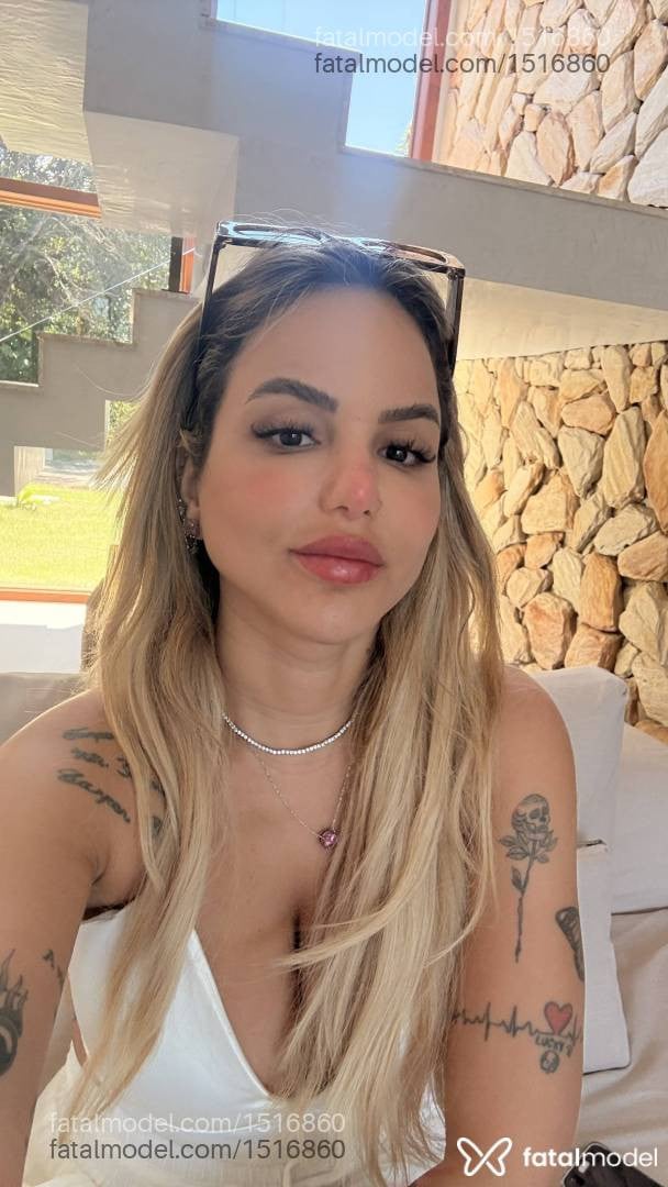 Acompanhante mulher loira (o) de olhos castanhos - Renata Santos