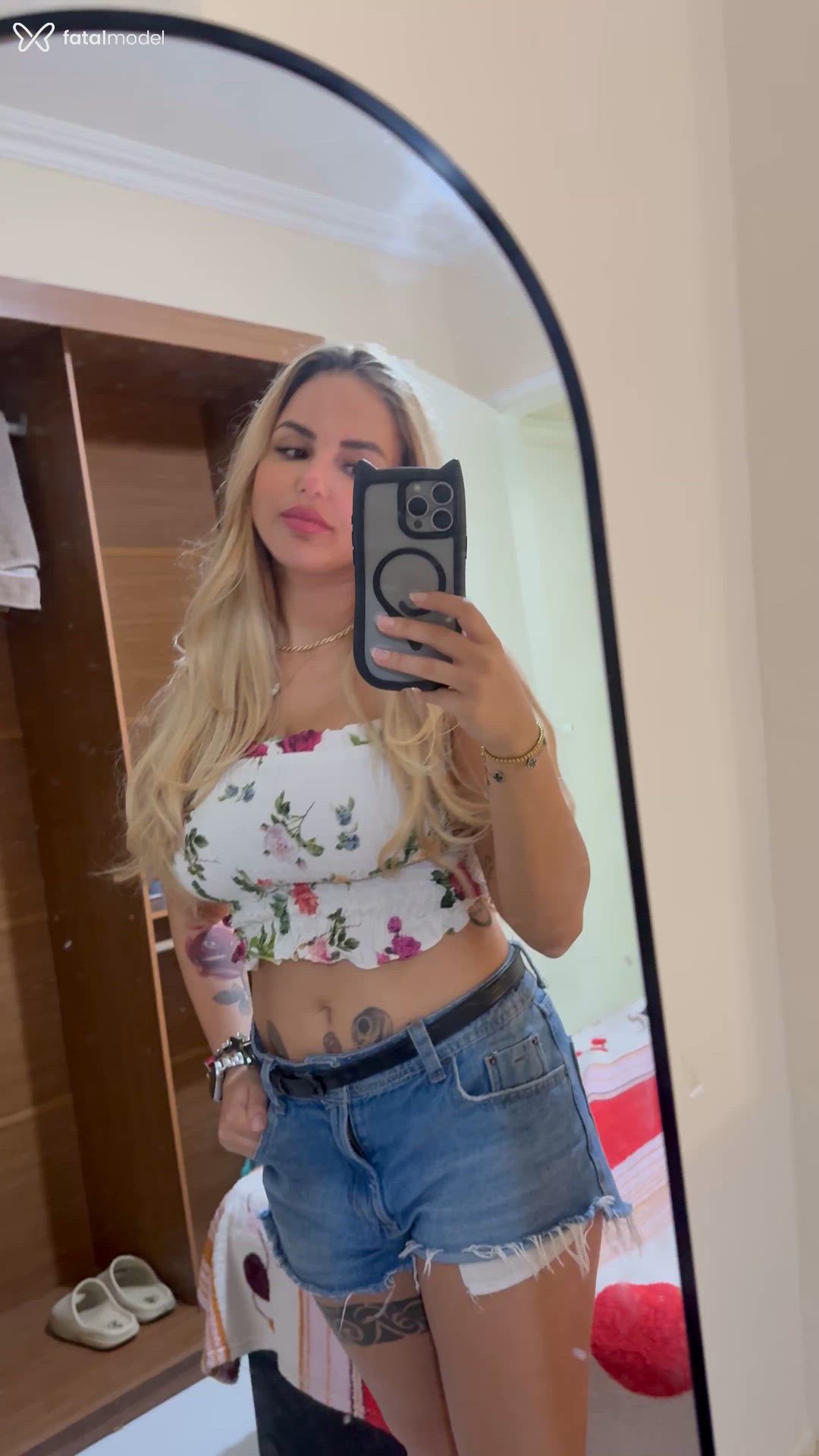 Acompanhante mulher loira (o) de olhos castanhos - Renata Santos