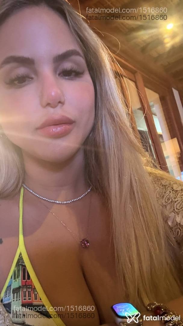 Acompanhante mulher loira (o) de olhos castanhos - Renata Santos