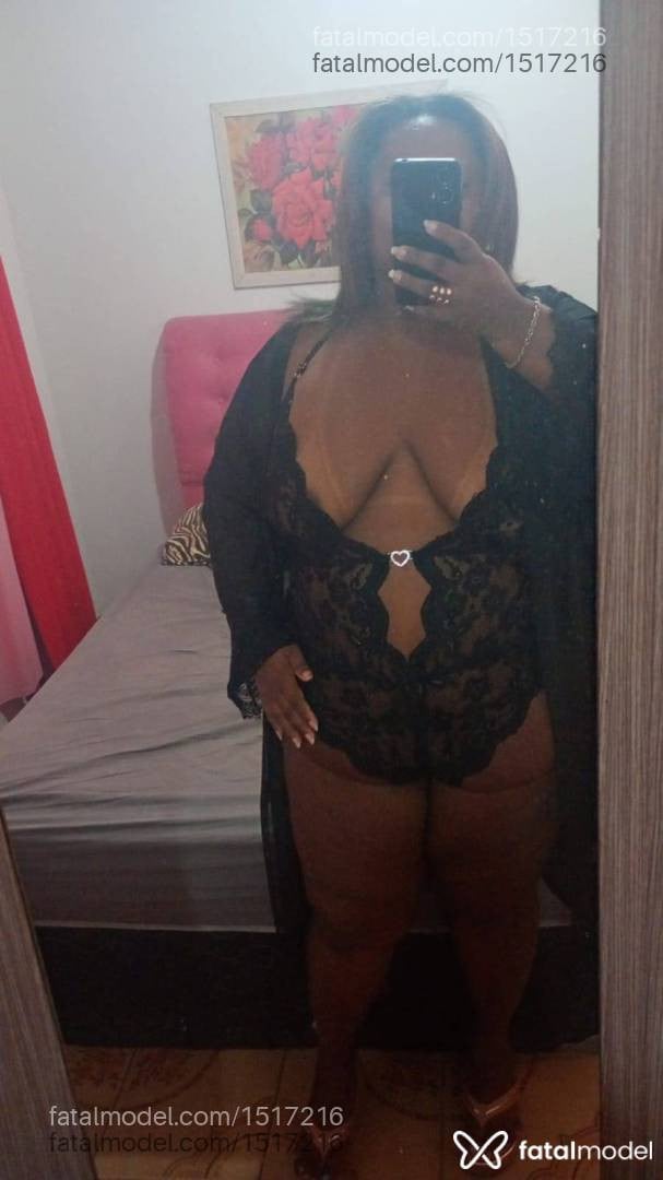 Acompanhante mulher com cabelo grisalho de olhos pretos - Val Morena