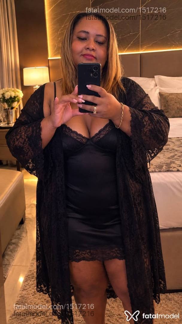 Acompanhante mulher com cabelo grisalho de olhos pretos - Val Morena