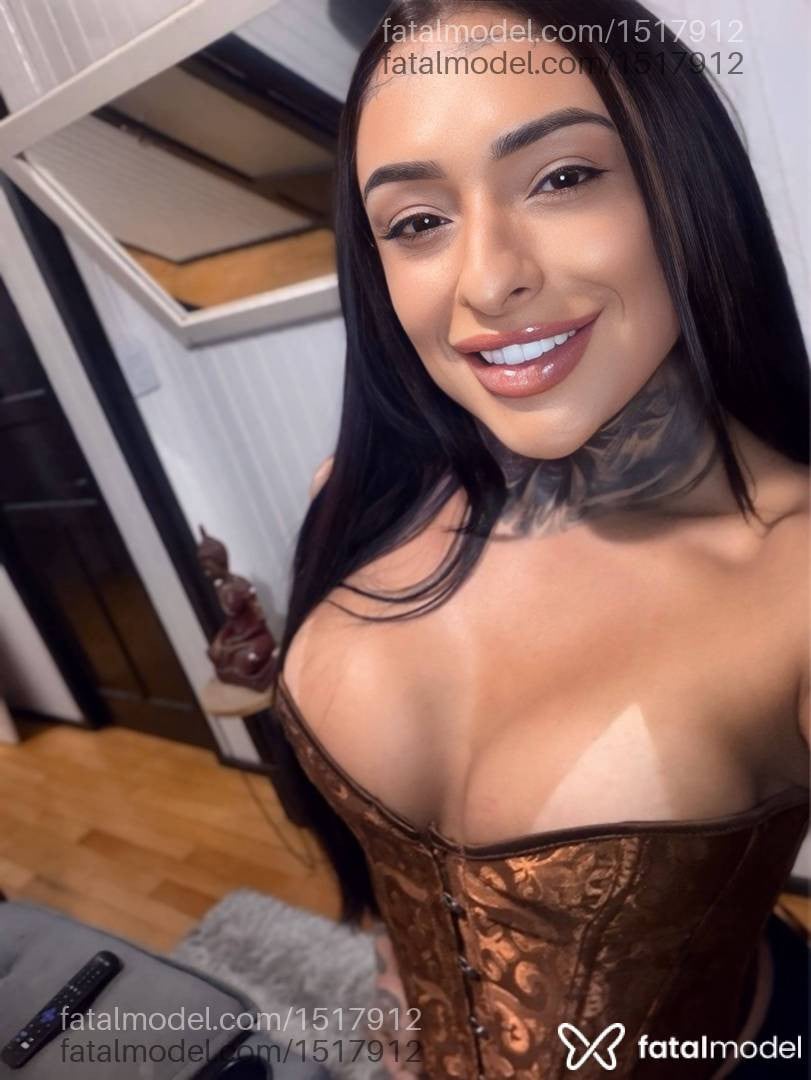 Acompanhante mulher morena (o) de olhos pretos - Babi Webber