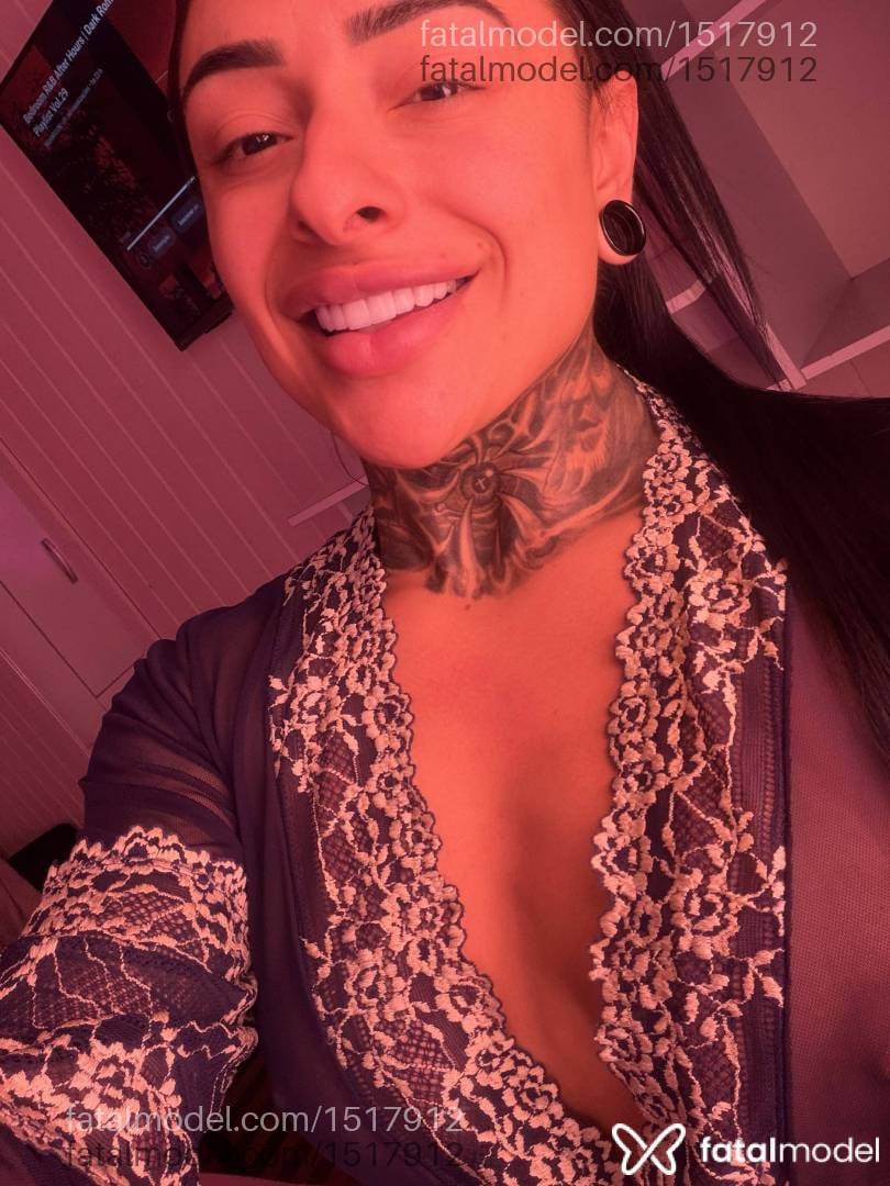 Acompanhante mulher morena (o) de olhos pretos - Babi Webber