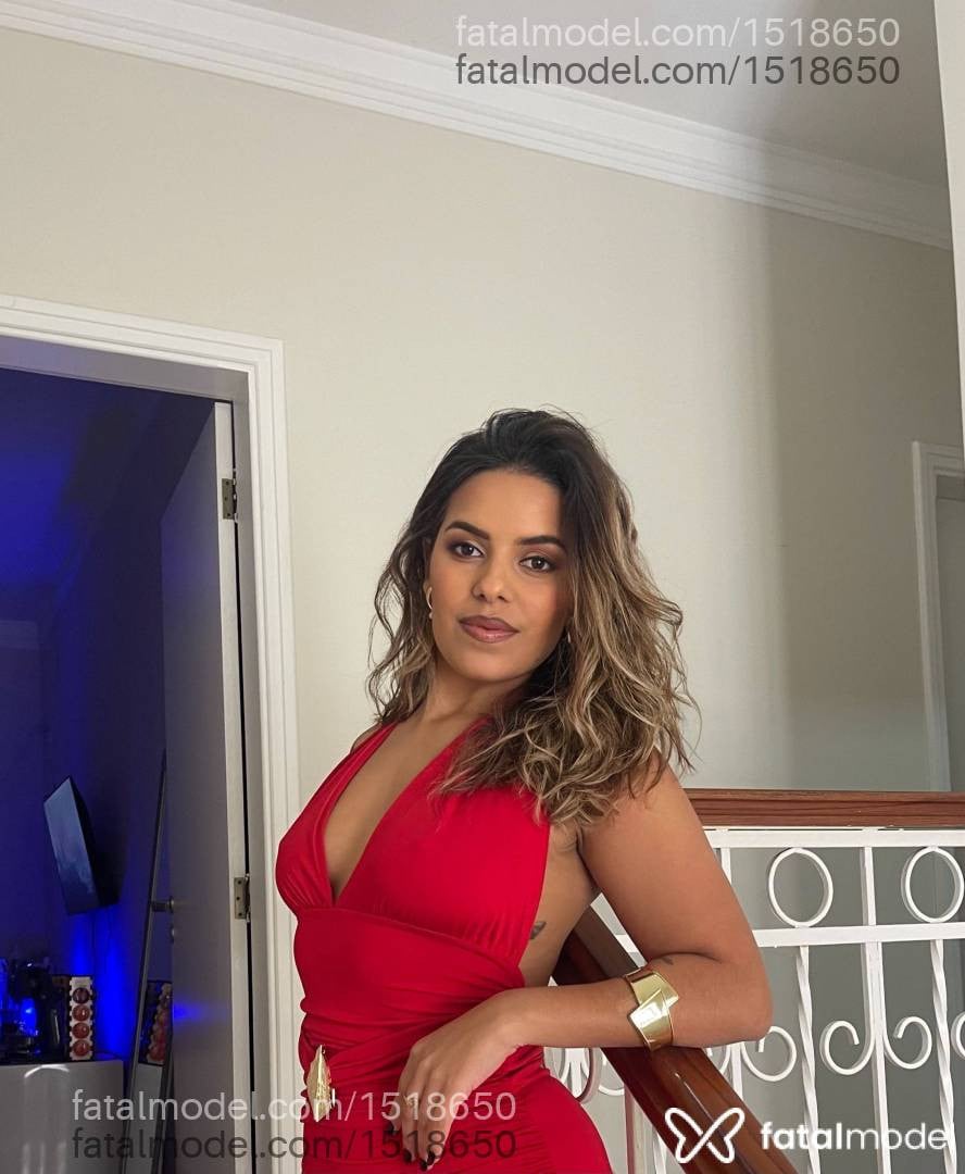 Acompanhante mulher loira (o) de olhos castanhos - Nicolle schutz