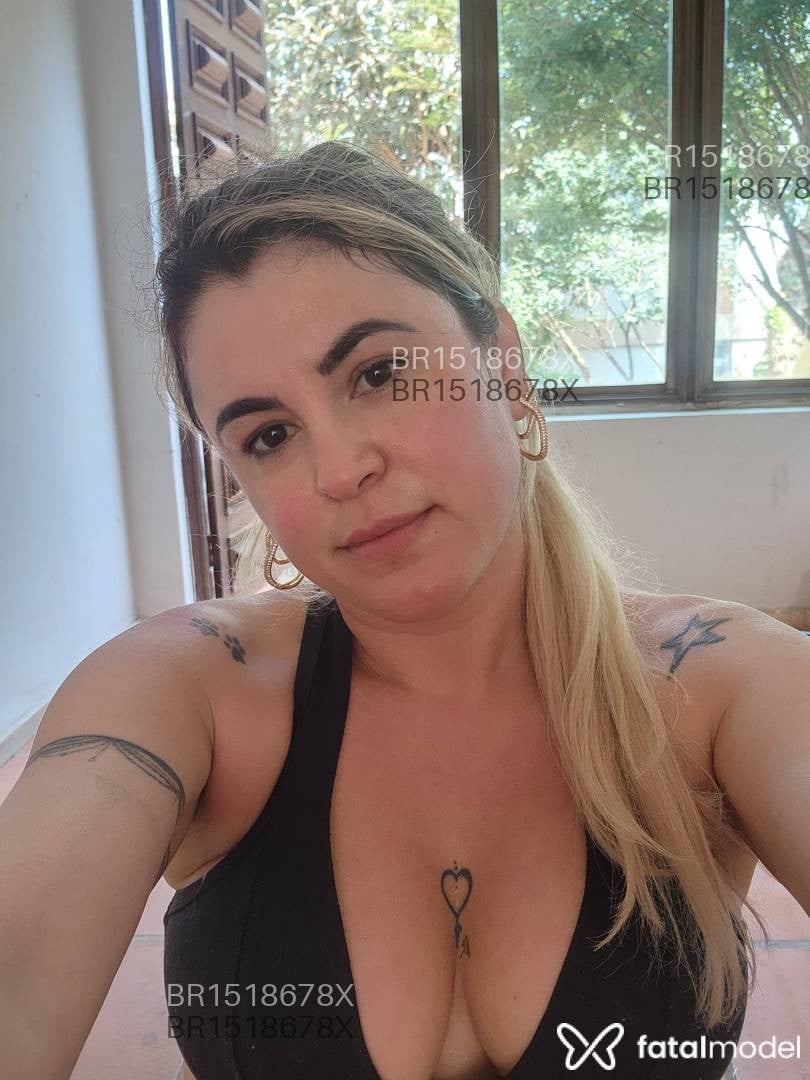 Acompanhante mulher loira (o) de olhos castanhos - Carol