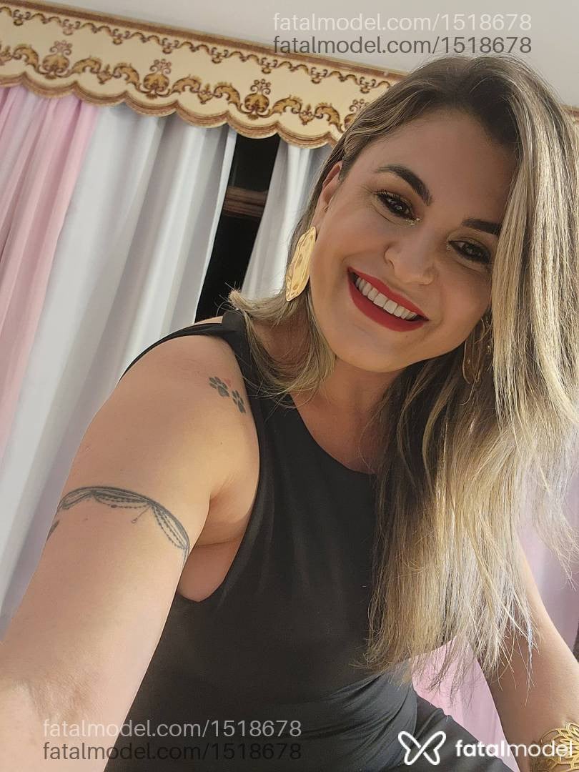 Acompanhante mulher loira (o) de olhos castanhos - Carol