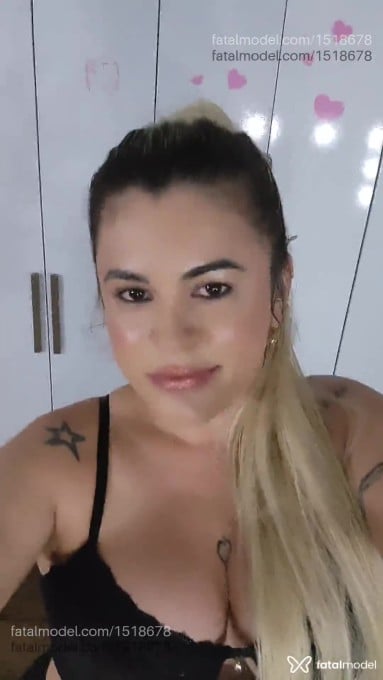 Acompanhante mulher loira (o) de olhos castanhos - Carol