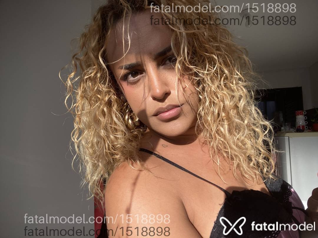 Acompanhante mulher trans com cabelo castanho de olhos castanhos em Maringá Acompanhante mulher trans com cabelo castanho de olhos castanhos em Maringá - Valentina