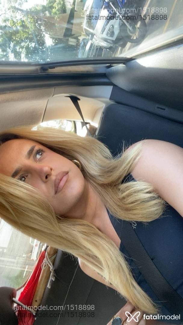 Acompanhante mulher trans com cabelo castanho de olhos castanhos em Maringá Acompanhante mulher trans com cabelo castanho de olhos castanhos em Maringá - Valentina