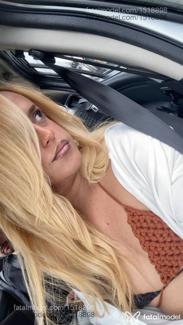 Acompanhante mulher trans com cabelo castanho de olhos castanhos em Maringá Acompanhante mulher trans com cabelo castanho de olhos castanhos em Maringá - Valentina