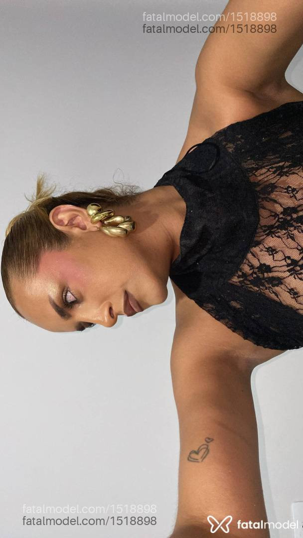 Acompanhante mulher trans com cabelo castanho de olhos castanhos em Maringá Acompanhante mulher trans com cabelo castanho de olhos castanhos em Maringá - Valentina