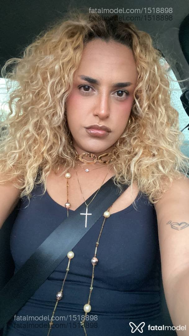 Acompanhante mulher trans com cabelo castanho de olhos castanhos em Maringá Acompanhante mulher trans com cabelo castanho de olhos castanhos em Maringá - Valentina