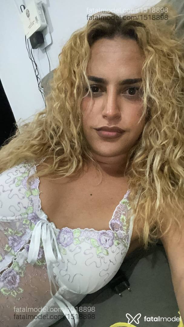 Acompanhante mulher trans com cabelo castanho de olhos castanhos em Maringá Acompanhante mulher trans com cabelo castanho de olhos castanhos em Maringá - Valentina