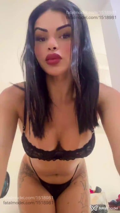Acompanhante mulher trans com cabelo castanho de olhos castanhos em Itabuna - Maria Izis