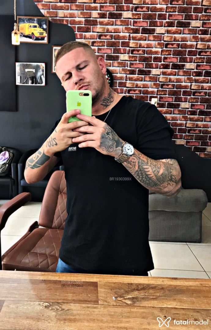 Acompanhante homem loira (o) de olhos verdes em Lages Acompanhante homem loira (o) de olhos verdes em Lages - Leoooo