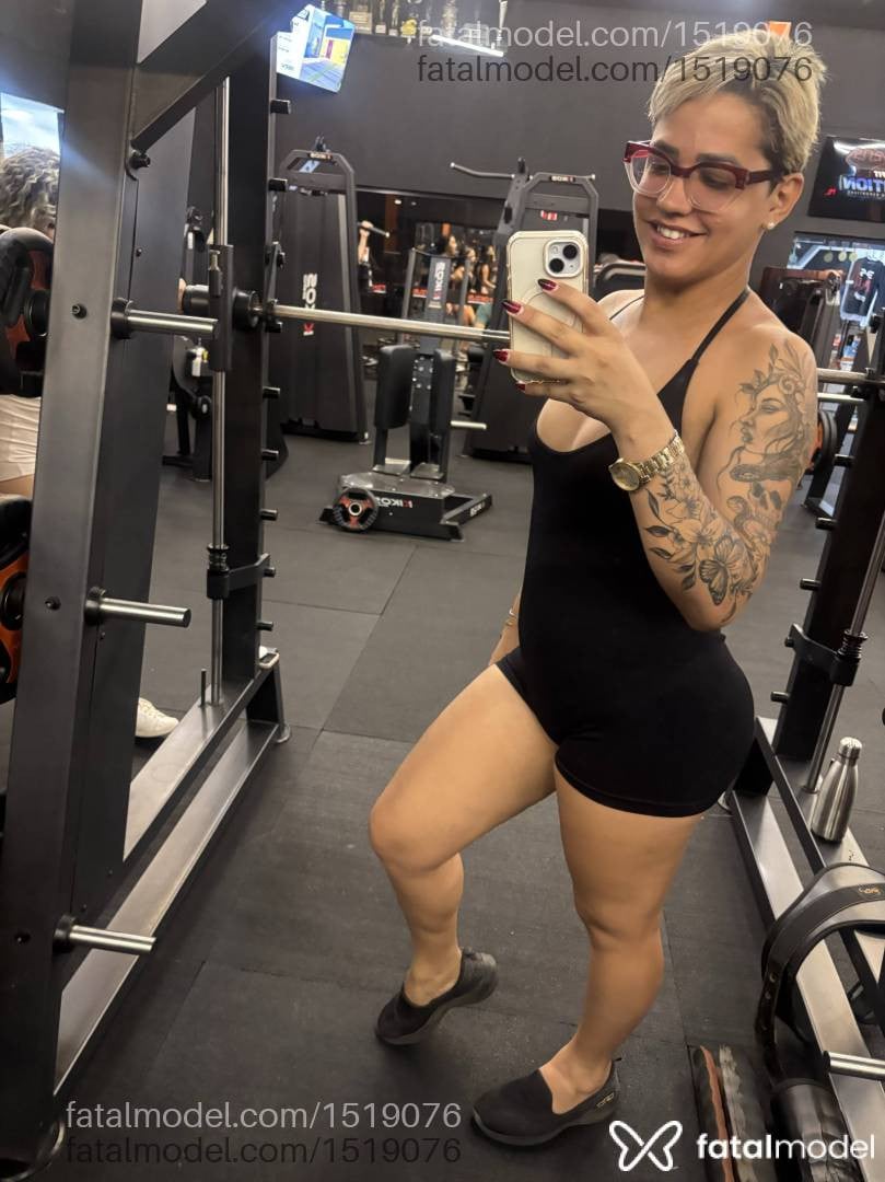 Acompanhante mulher trans loira (o) de olhos pretos - Jhullyzinha