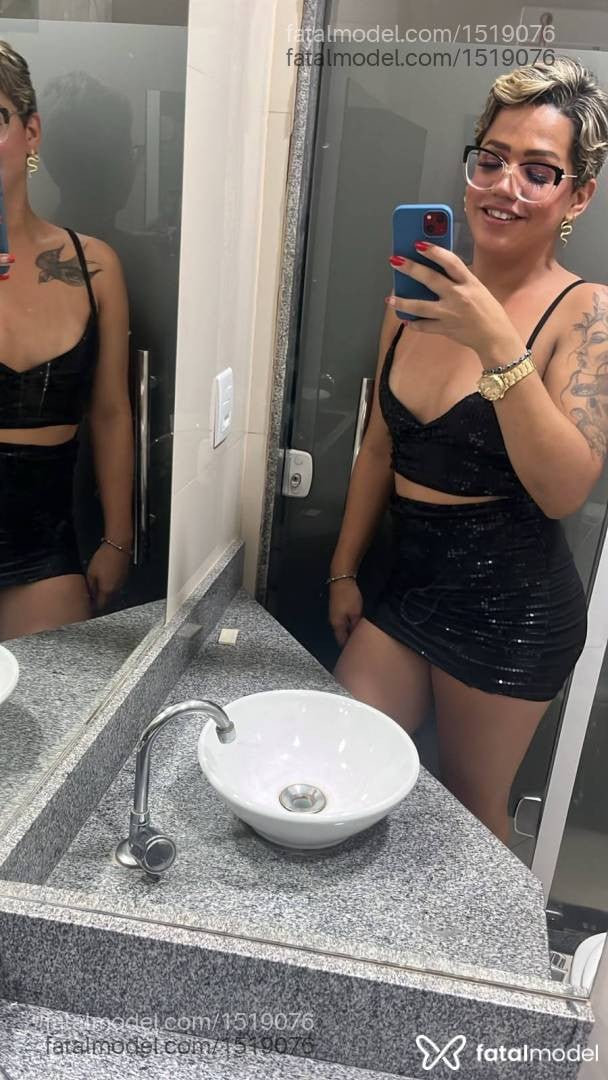 Acompanhante mulher trans loira (o) de olhos pretos - Jhullyzinha