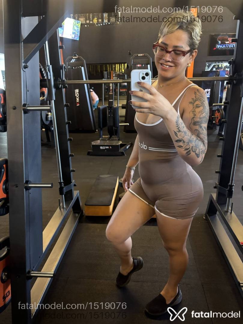 Acompanhante mulher trans loira (o) de olhos pretos - Jhullyzinha