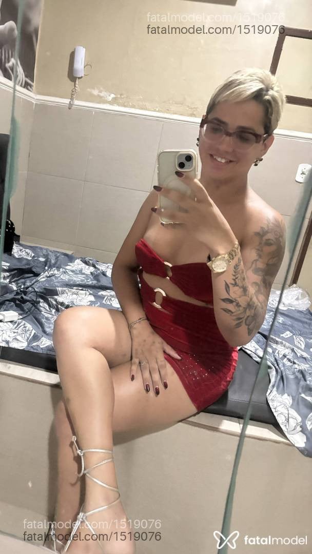 Acompanhante mulher trans loira (o) de olhos pretos - Jhullyzinha