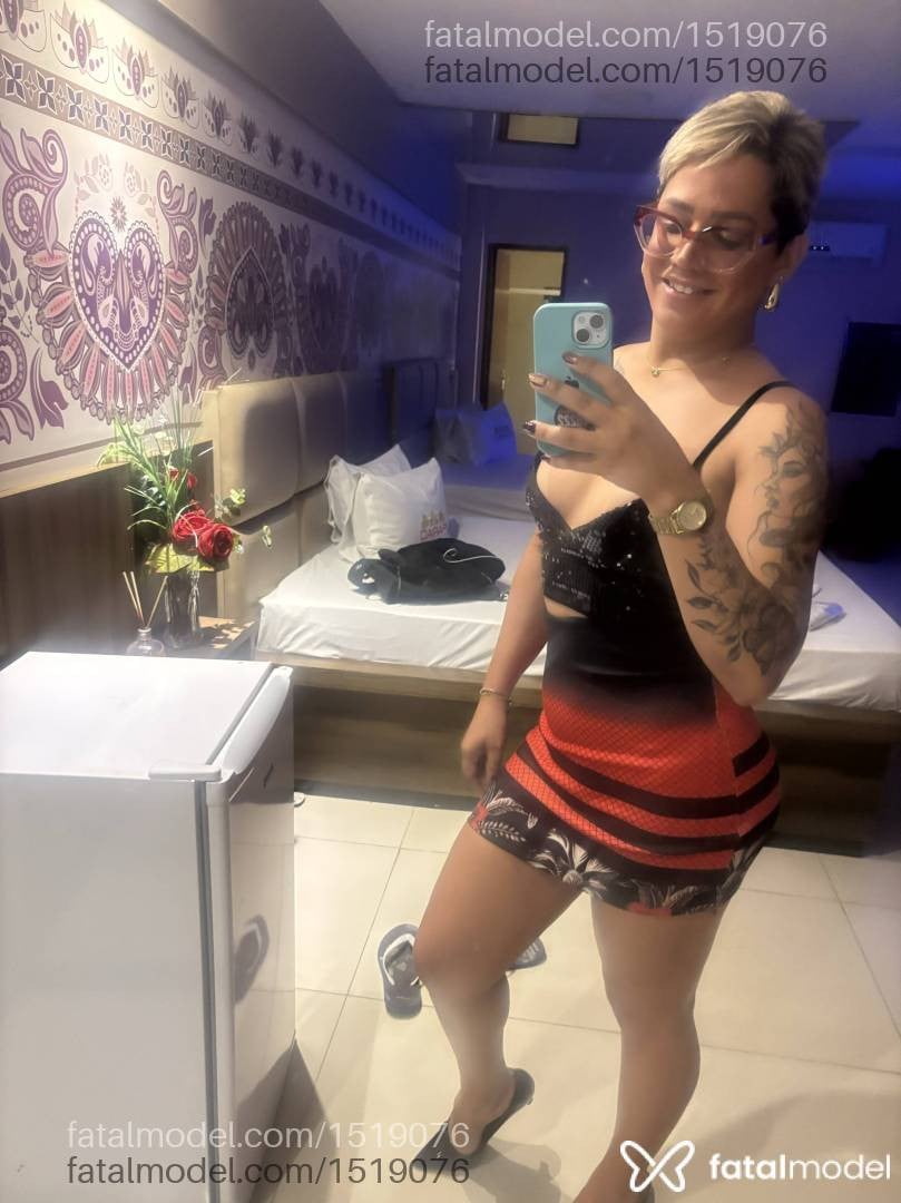 Acompanhante mulher trans loira (o) de olhos pretos - Jhullyzinha